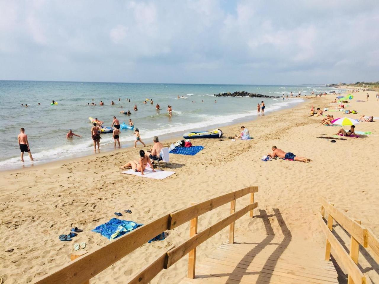 Camping Le Roucan West Vias Bagian luar foto